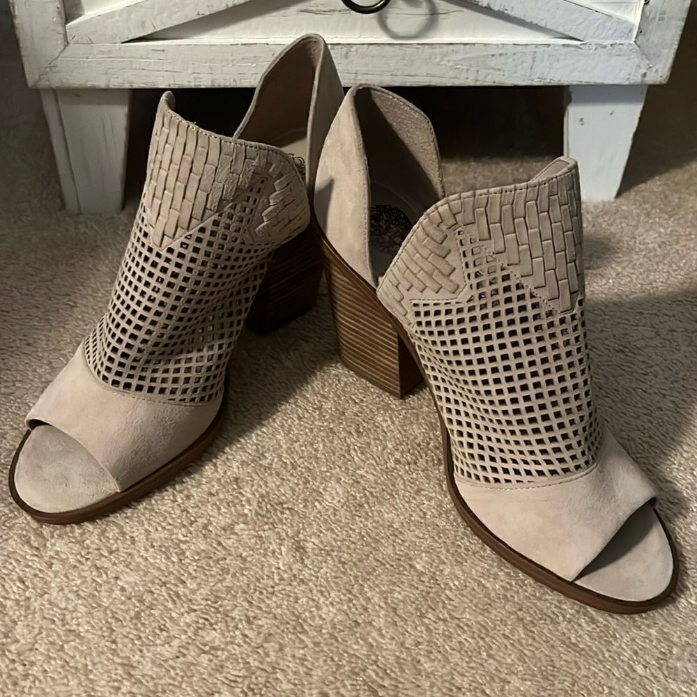 VINCE CAMUTO NWOT WOMEN’S SIZE 11 SHOES